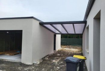 Carport en aluminium entre 2 constructions